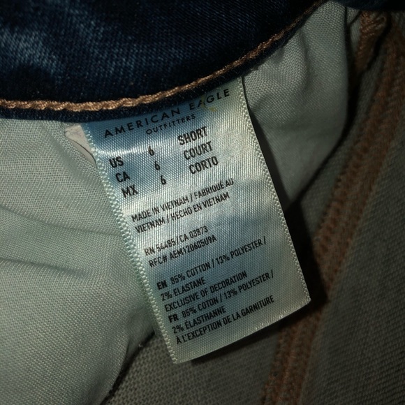 AMERICAN EAGLE LIGHT BLUE CROP JEANS - Picture 3 of 5